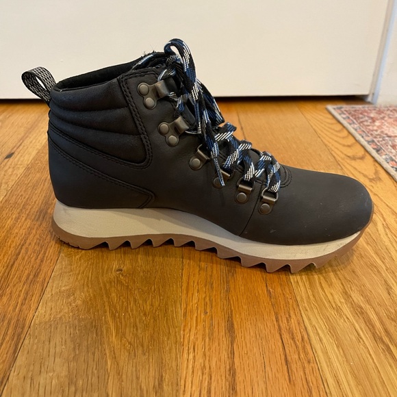 Merrell hiking boots. Size 8. Like new, worn once. - Picture 4 of 6